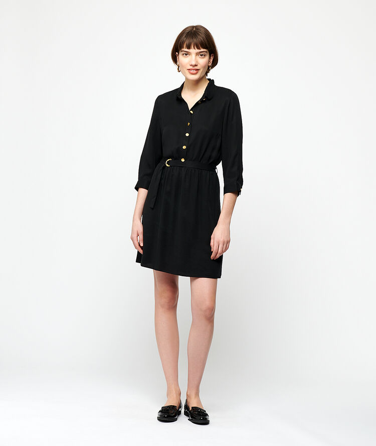 Robe chemise ceinturée noir.