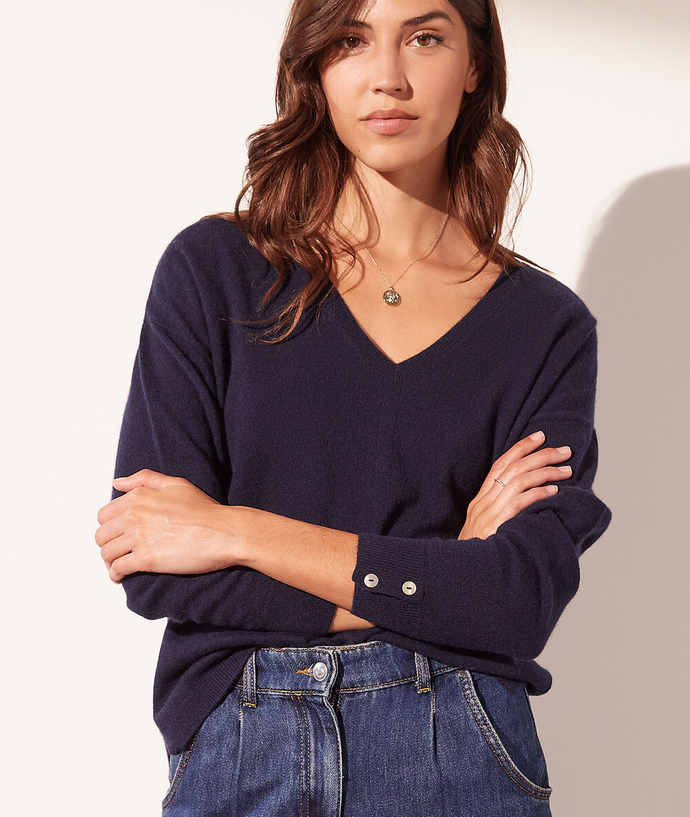 Pull col v en cachemire marine.