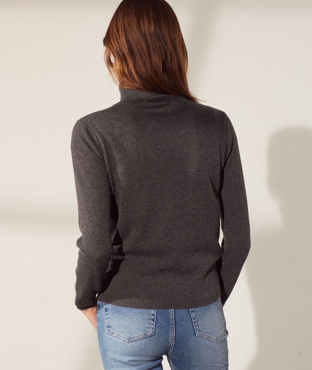 Pull col roulé en cachemire gris chine clair.
