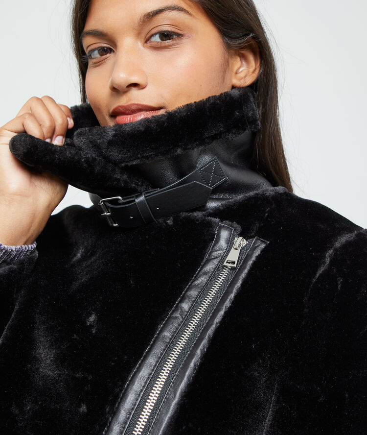 Blouson en fausse fourrure noir.