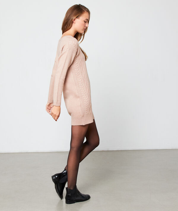 Robe pull en maille torsadée poudre.