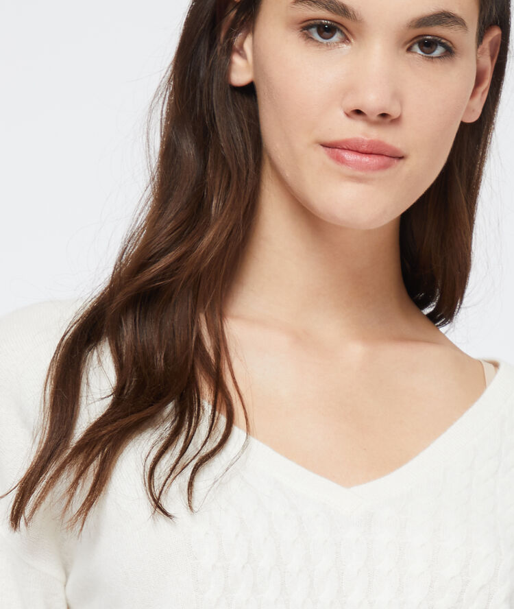 Pull torsadé en cachemire ecru.