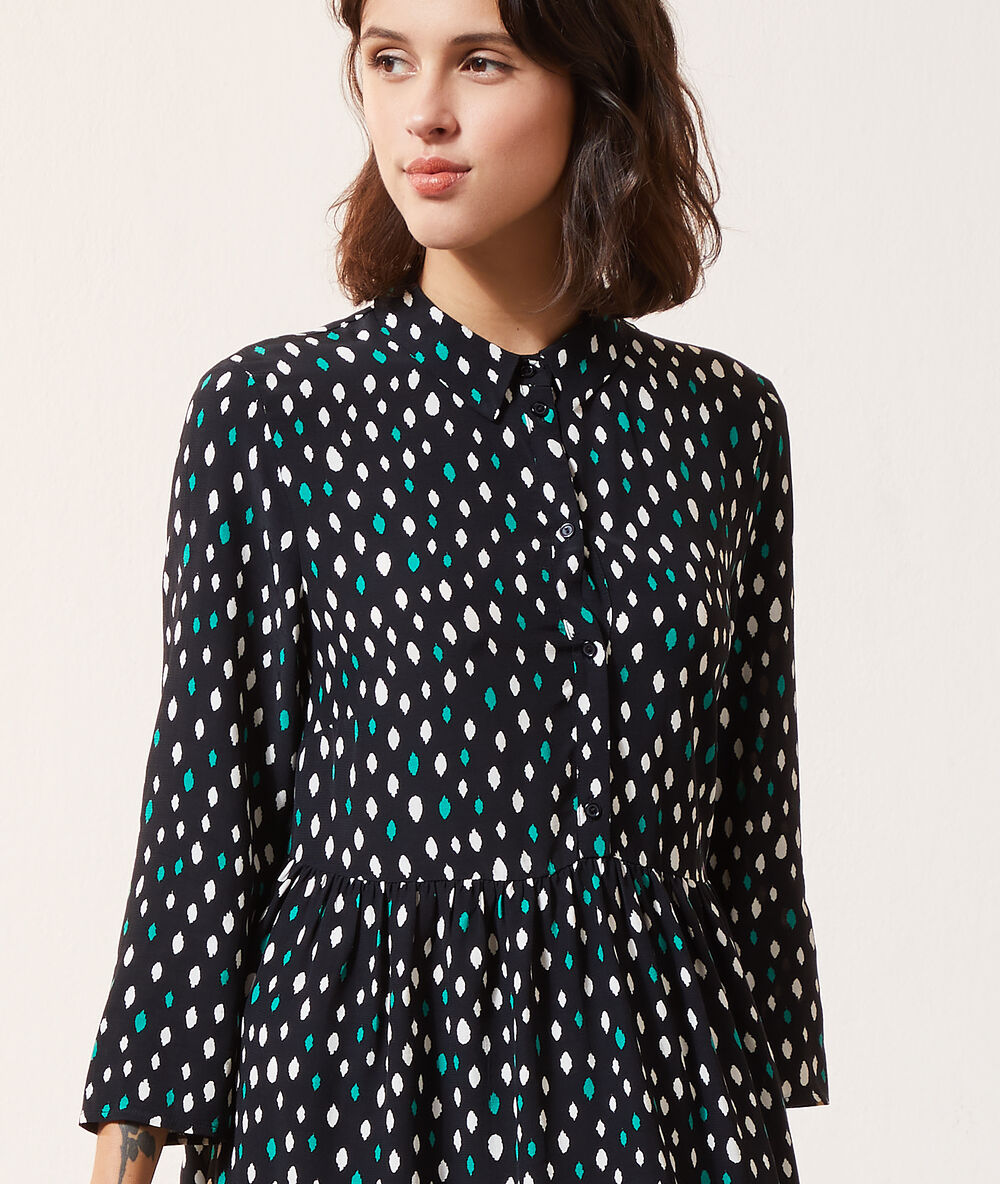 Robe boutonnée à imprimé noir.