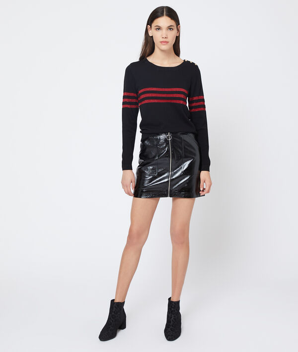 Pull rayé à fils métallisé noir.