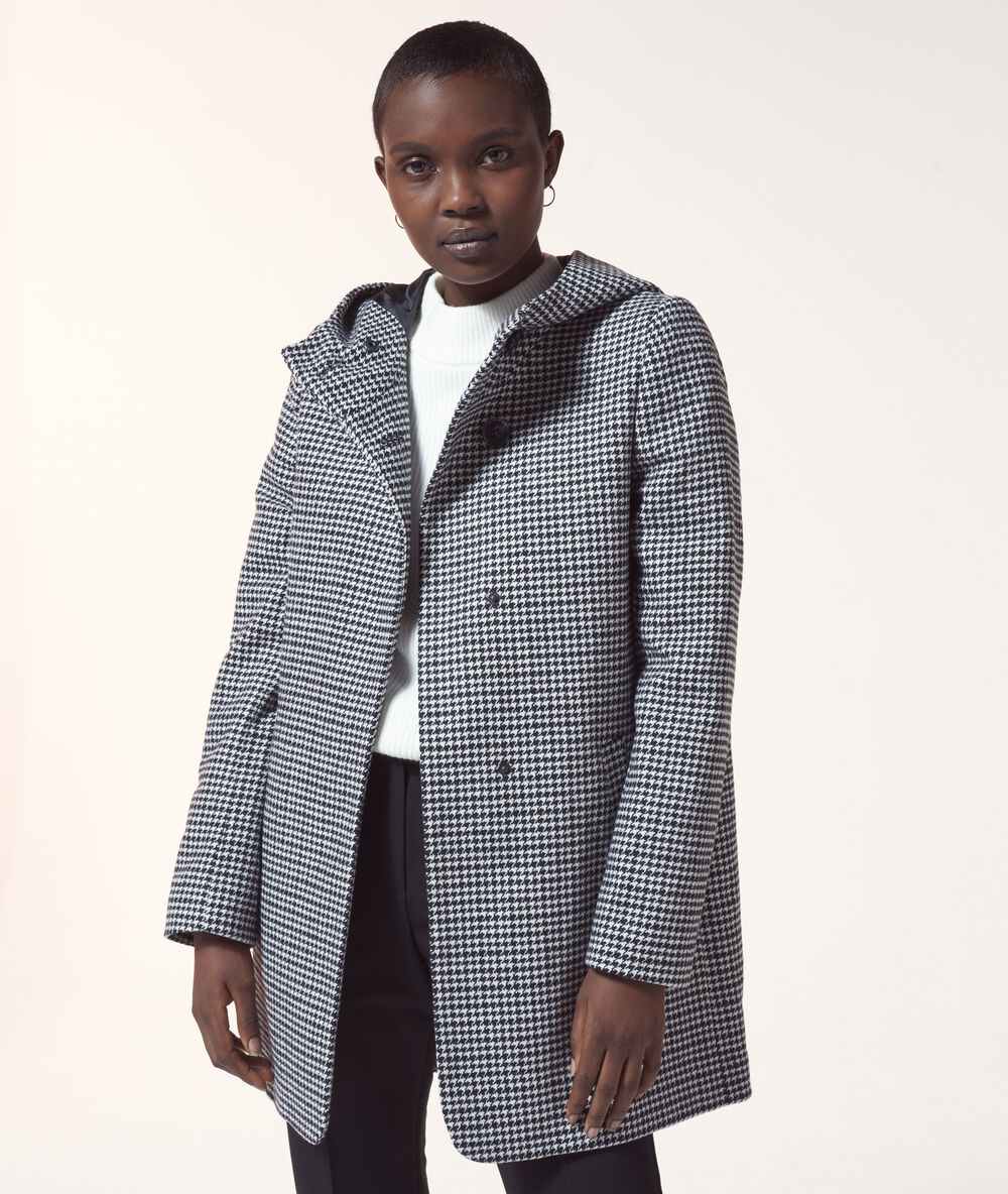 Manteau à capuche noir.