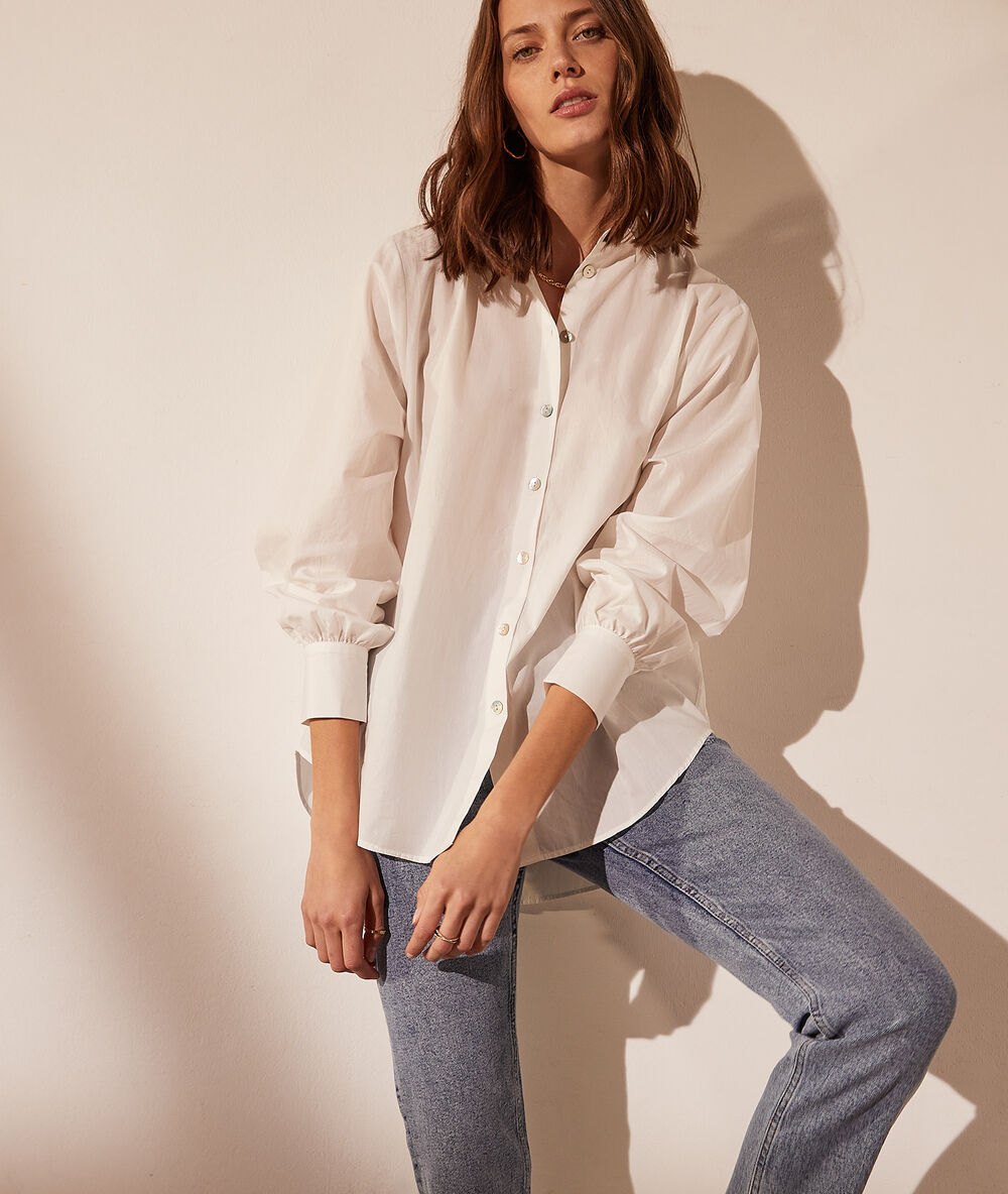 Chemise avec boutons dans le dos blanc.