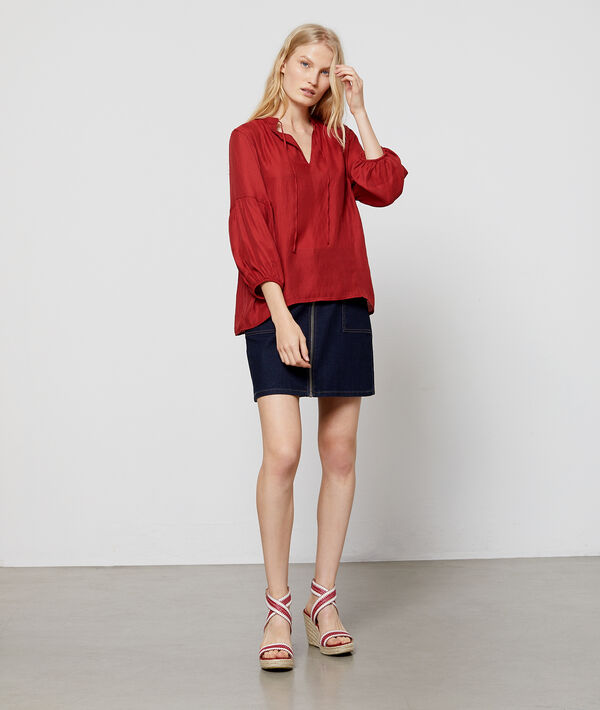Blouse à col noué et manches bouffantes sienne.
