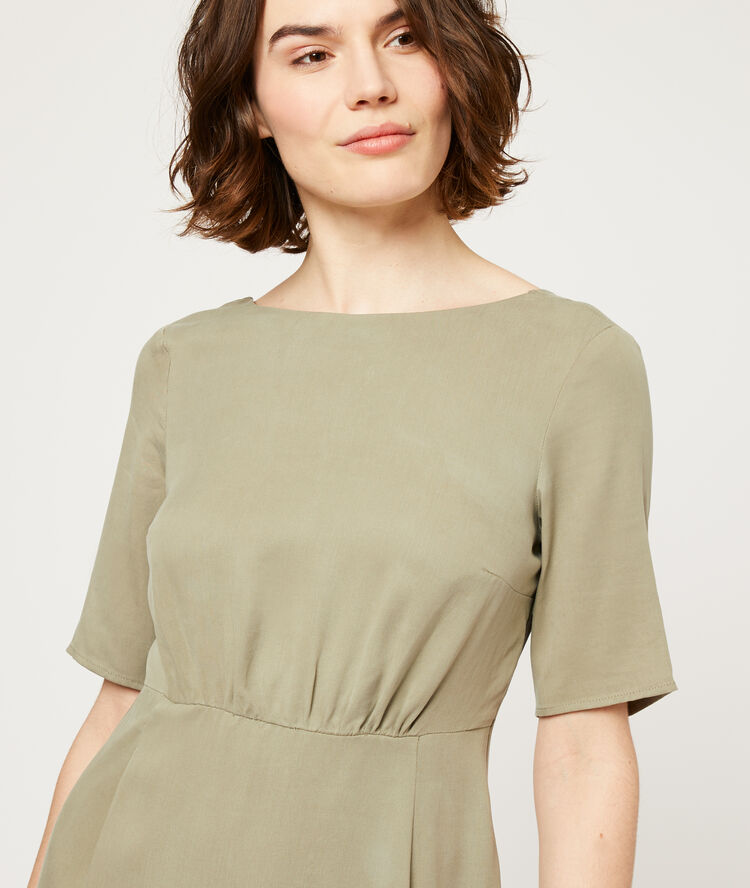 Robe dos décolleté kaki.