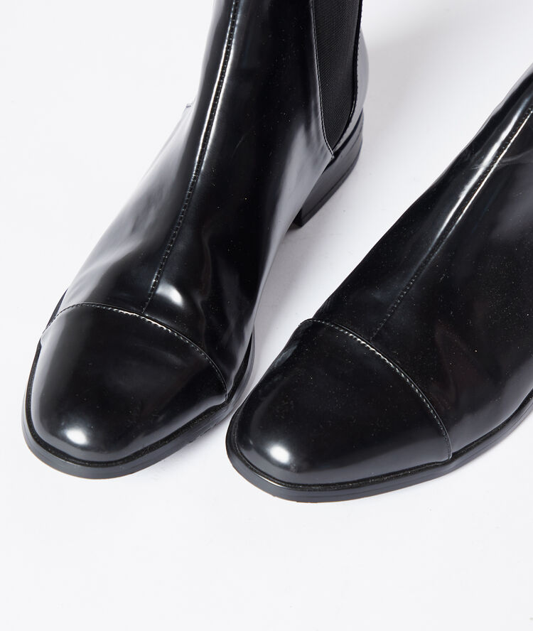 Boots plates effet vernis noir.