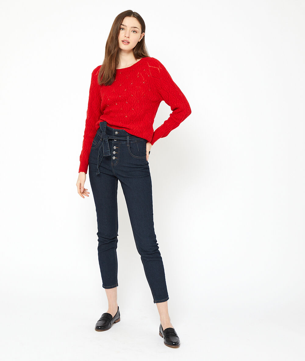 Pull en maille pointelle carmin.