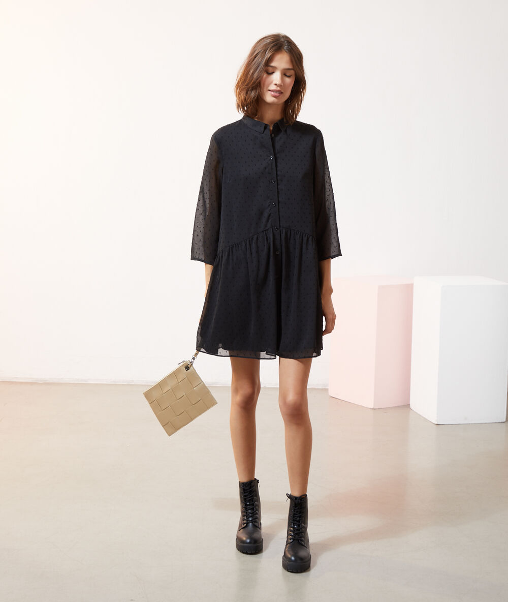 Robe boutonnée en plumetis noir.
