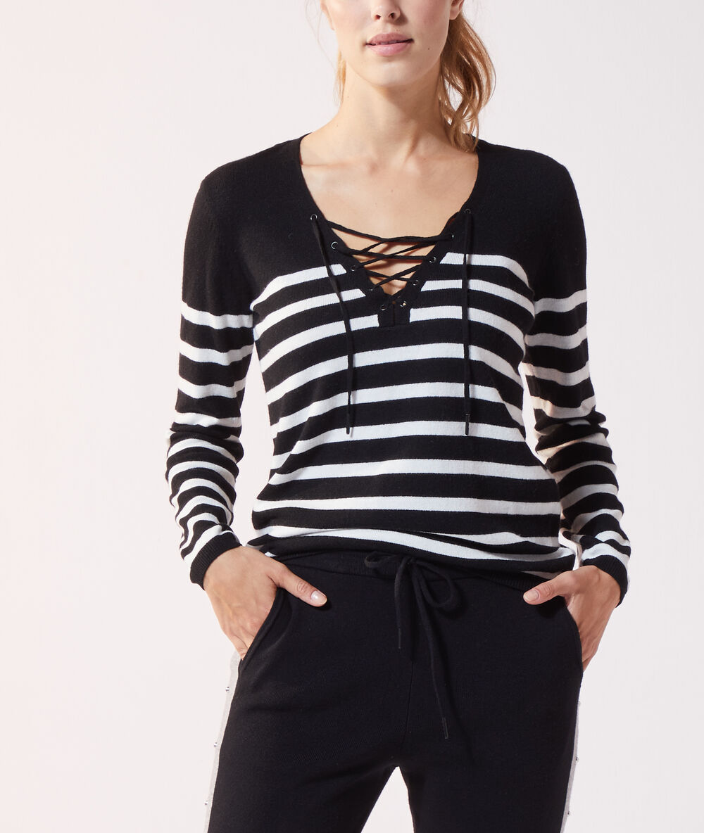 Pull rayé à laçage noir.