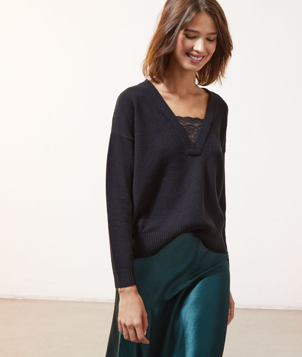Pull col v détails dentelle noir.