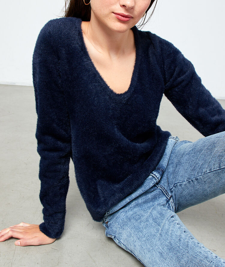 Pull col v en maille fluffy marine.