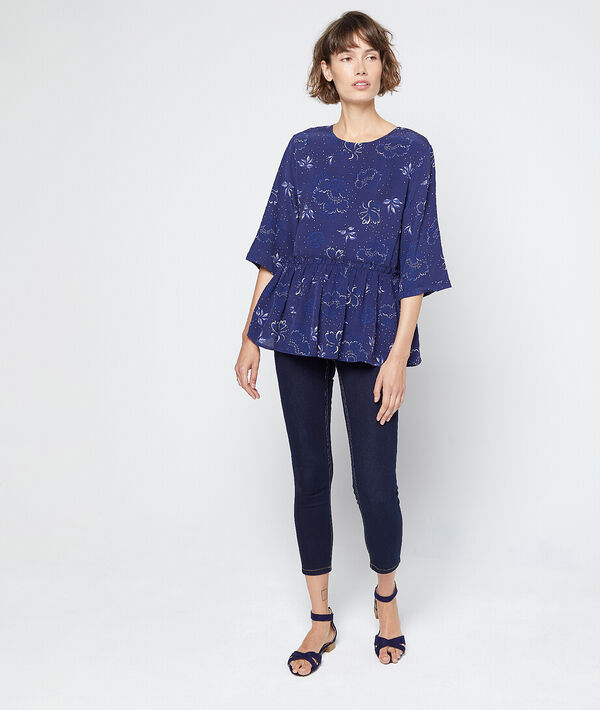 Blouse à basque volantée marine.