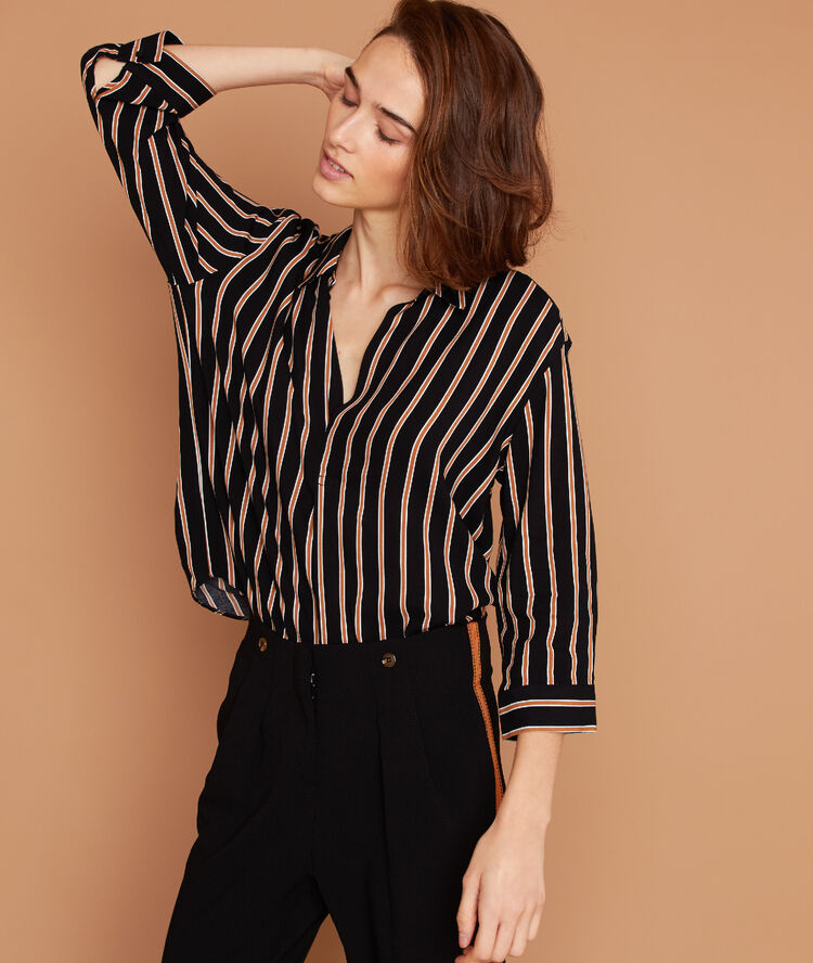Chemise à rayures noir.