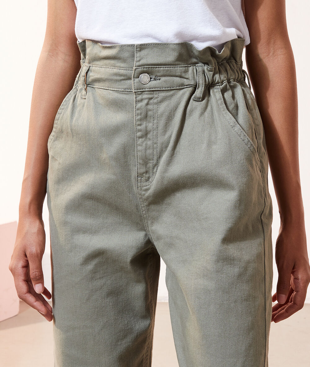 Pantalon carotte taille haute kaki clair.