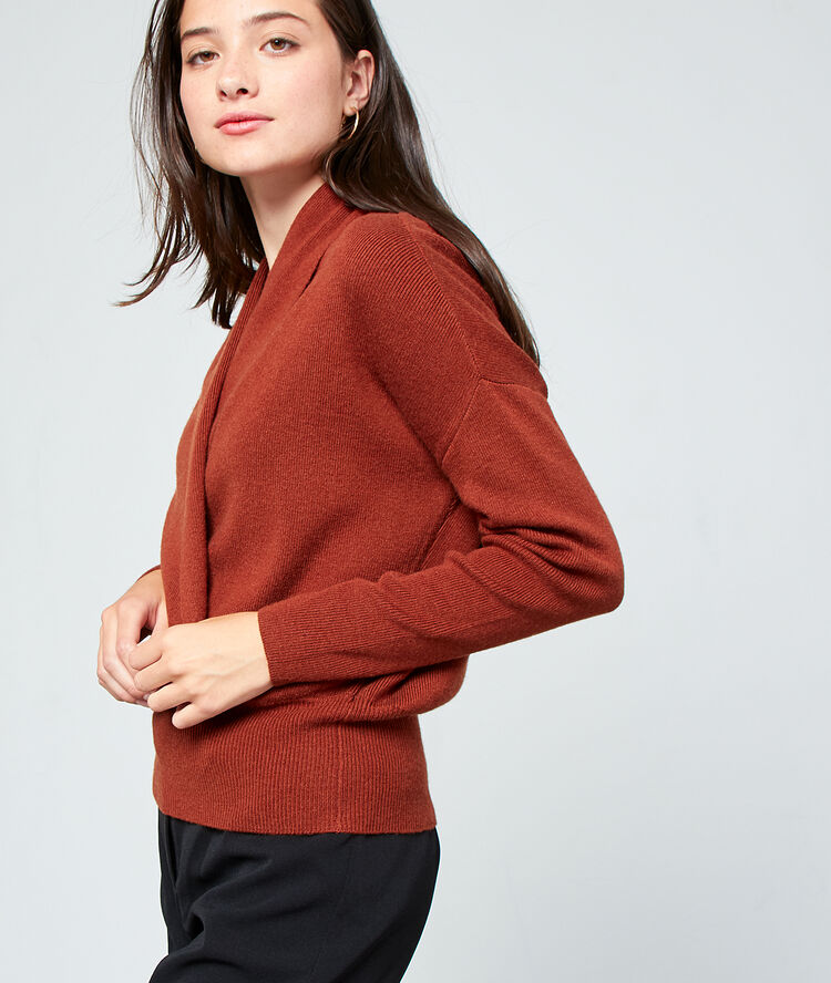 Pull cache-coeur en maille fine rouille.