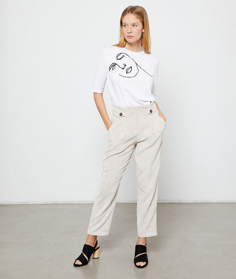 Pantalon carotte en velours côtelé ecru.