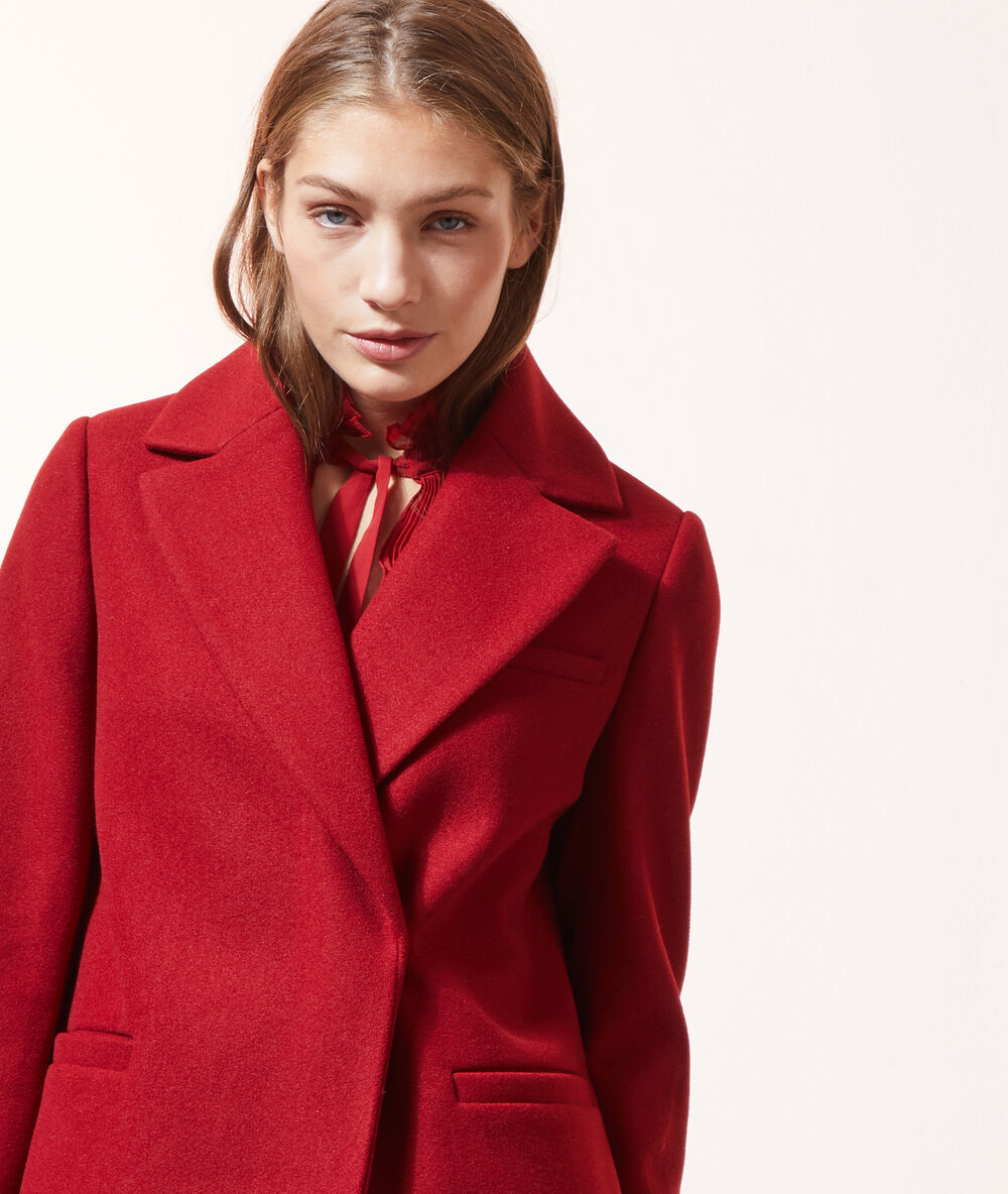 Manteau droit grenat.