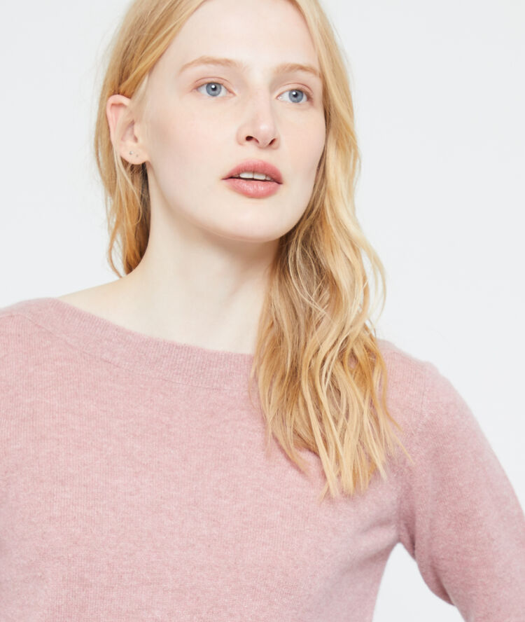 Pull col bateau en cachemire vieux rose.