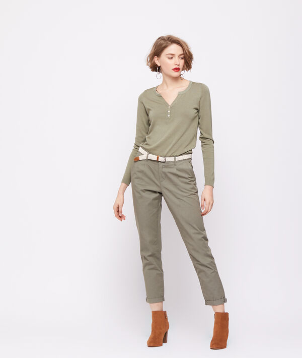 Pantalon court ceinturé en coton bio kaki clair.