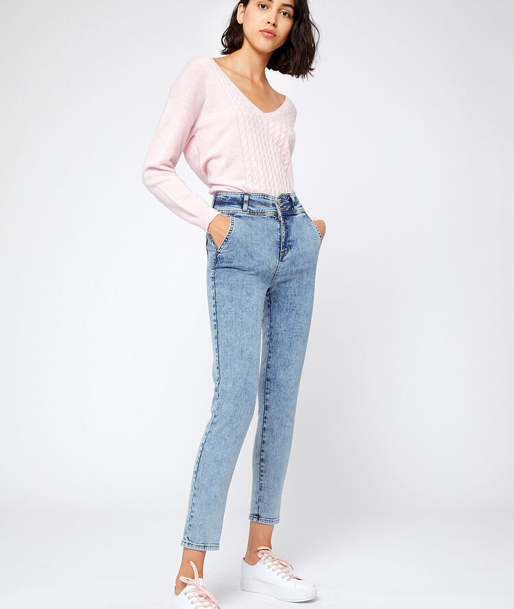 Pull torsadé en cachemire rose.