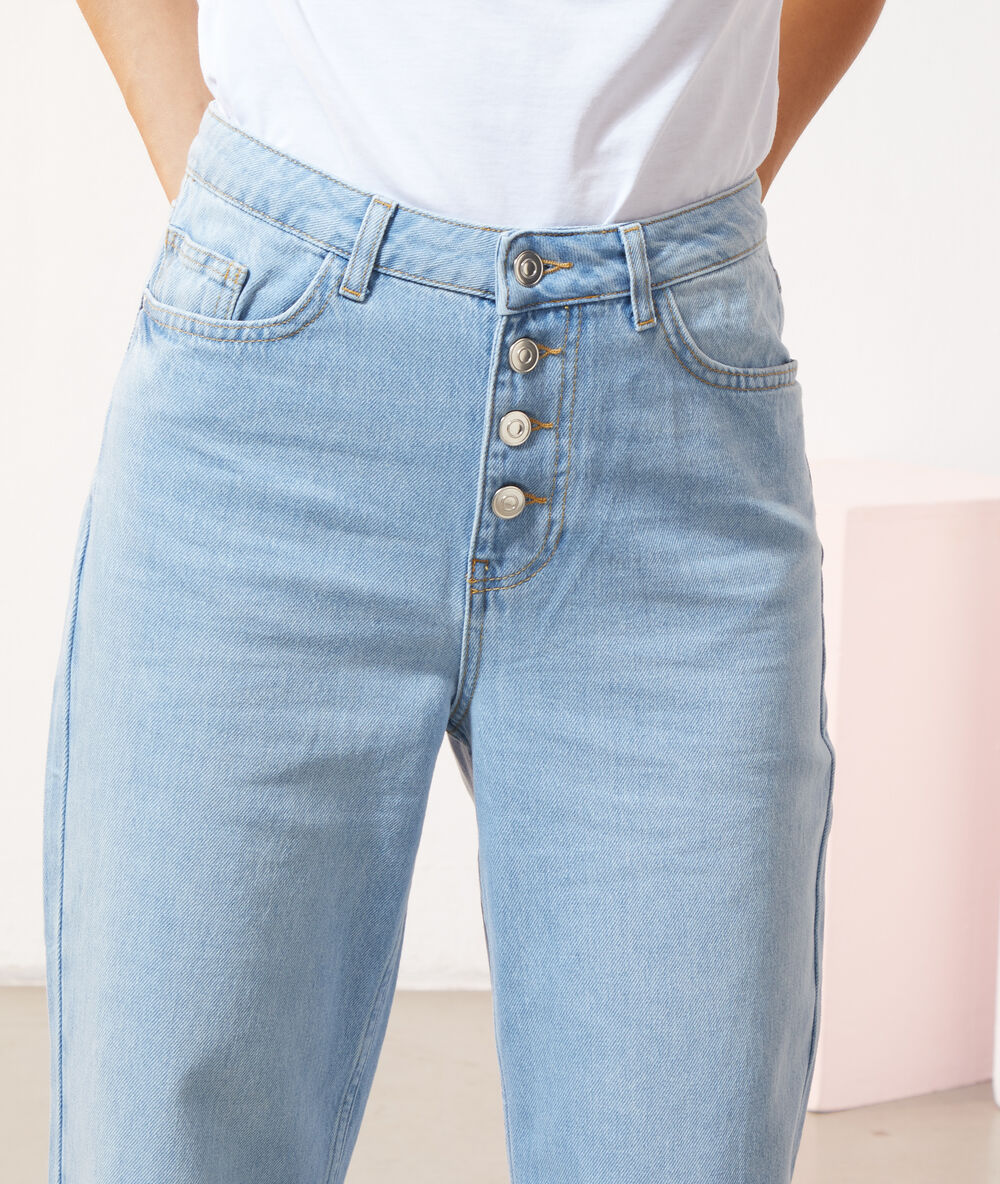 Jean large bleu moyen.