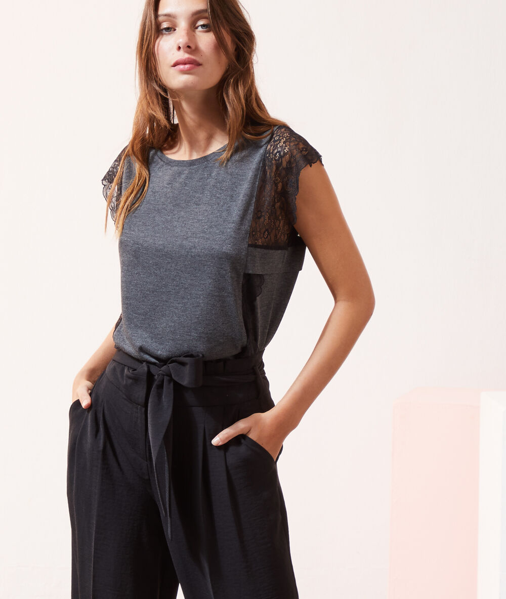 T-shirt détails dentelle gris chine.