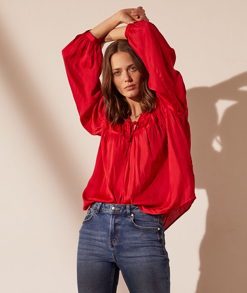 Blouse à manches ballon fushia.