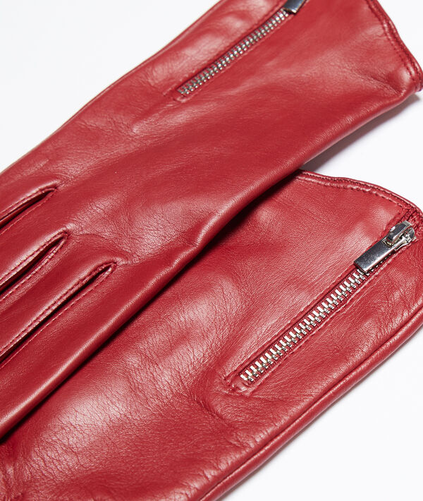 Gants en cuir bordeaux.