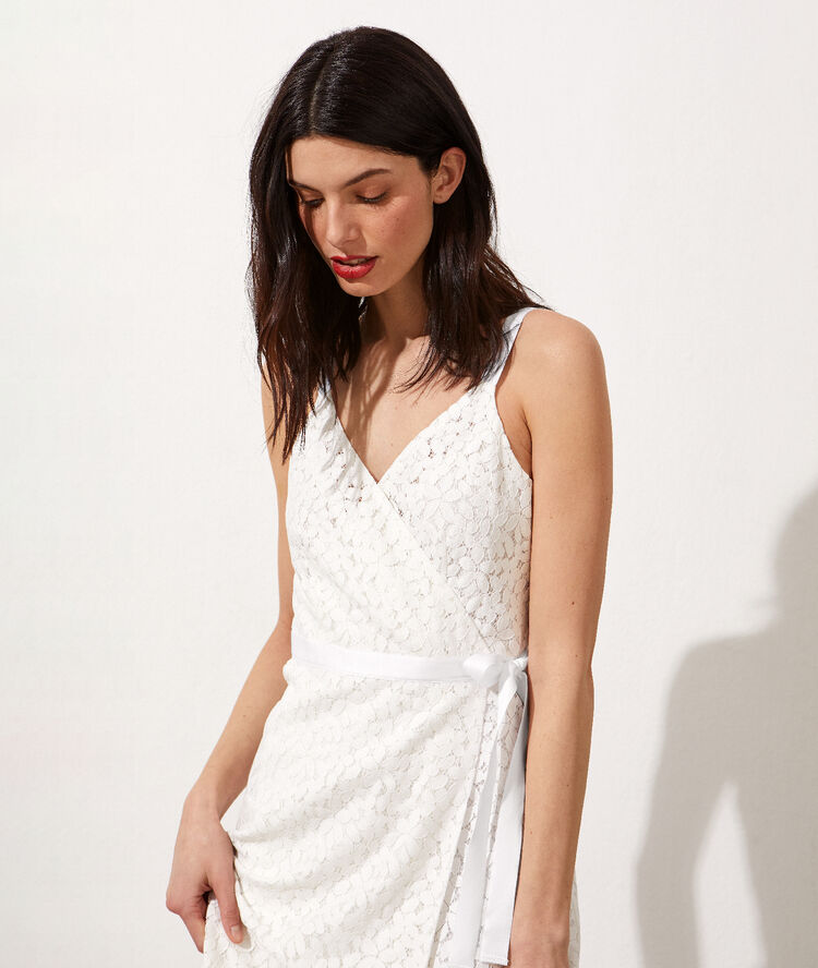 Robe portefeuille en dentelle fleurie ecru.