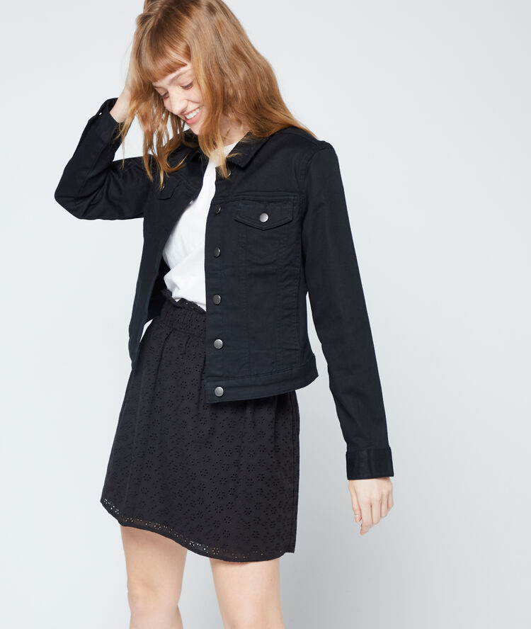 Veste en jean noir.