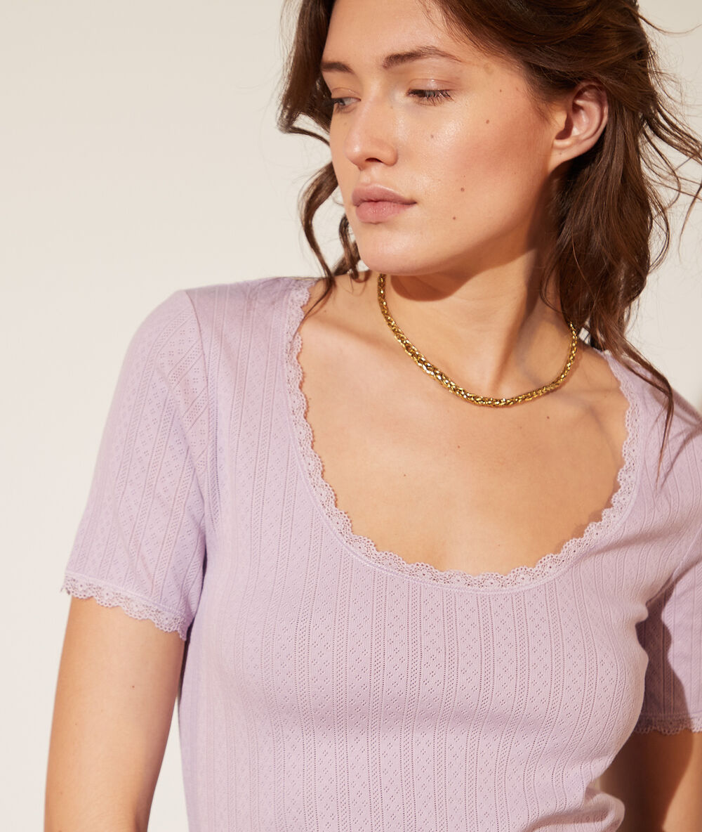 T-shirt pointelle en coton bio détails en dentelle lilas.