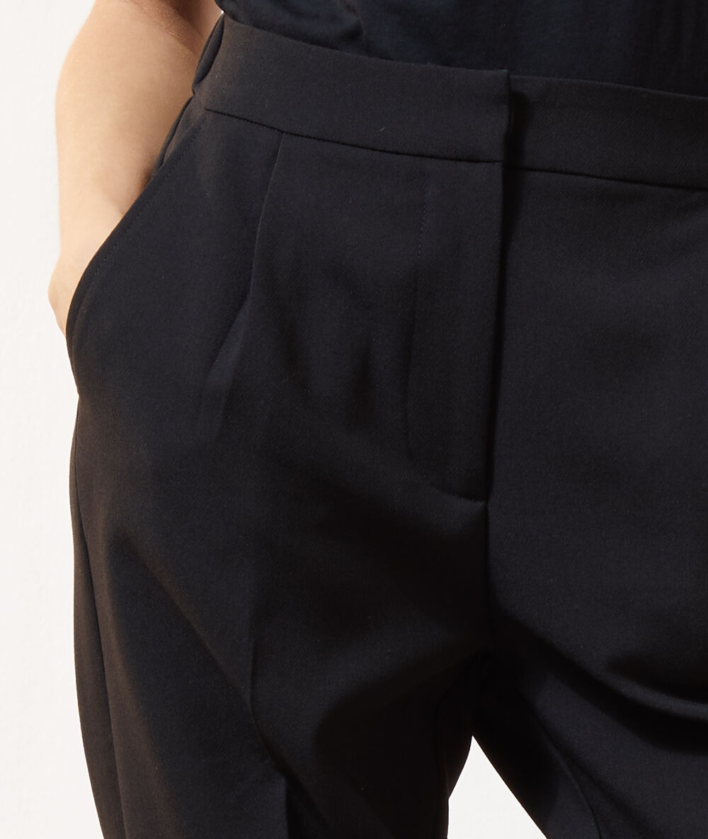 Pantalon carotte noir.