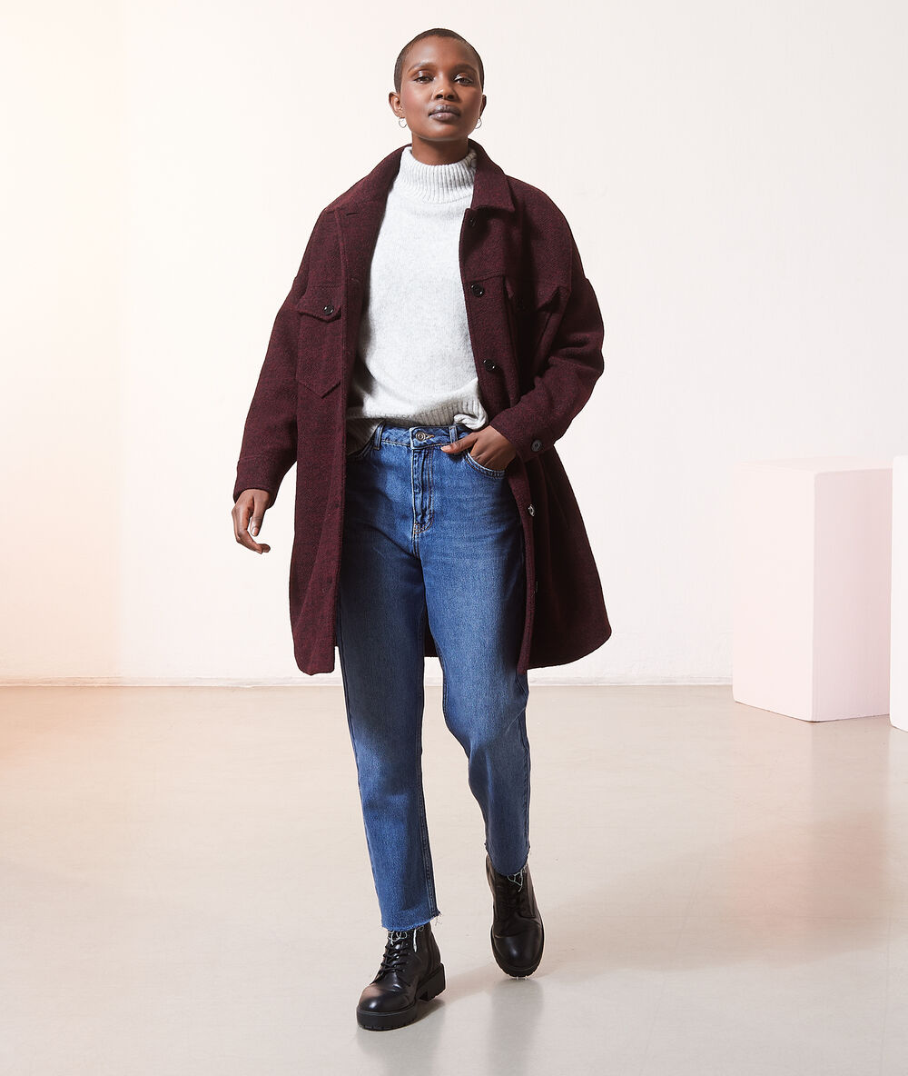 Manteau surchemise mi-long bordeaux.