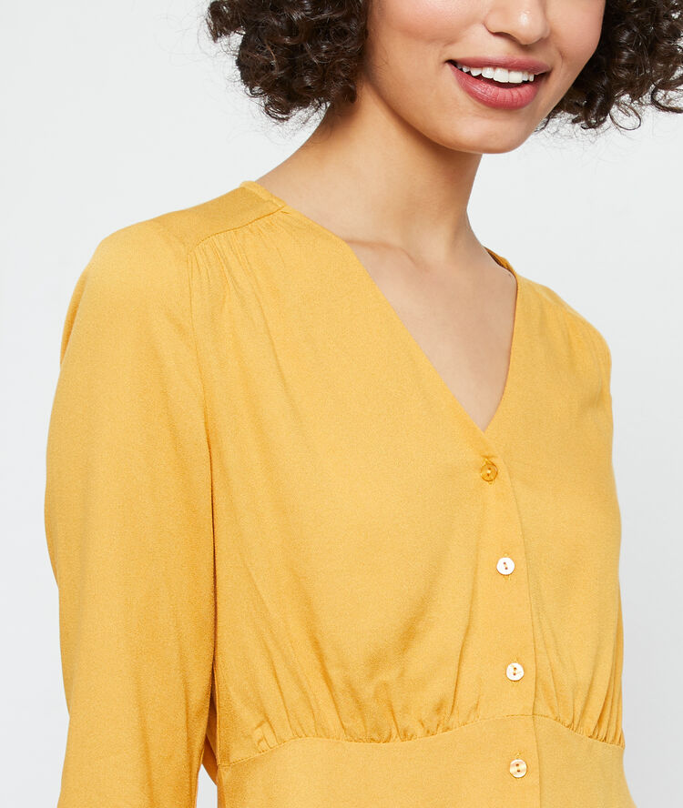 Blouse boutonnée miel.
