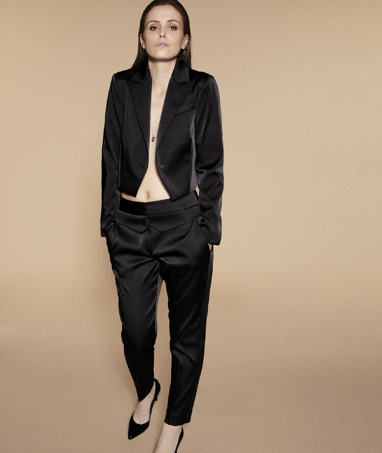 Veste de tailleur satinée noir.