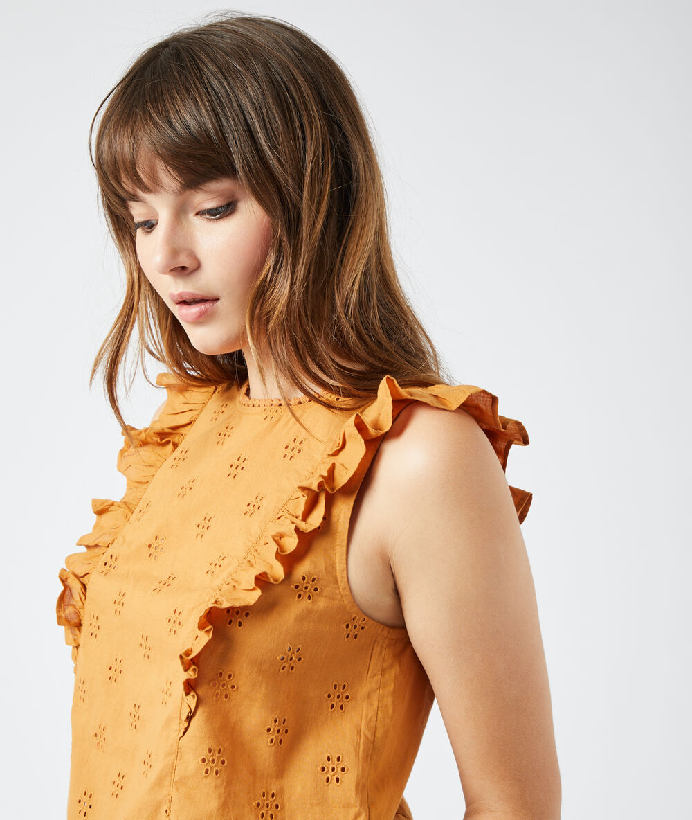 Blouse en guipure camel.