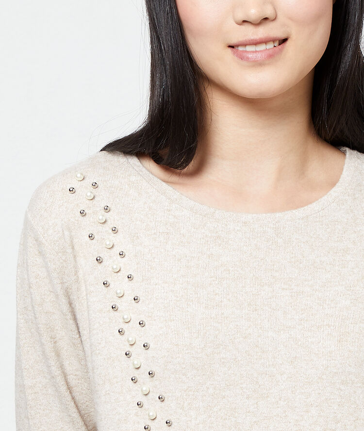 Top maille douce à perles beige rose.