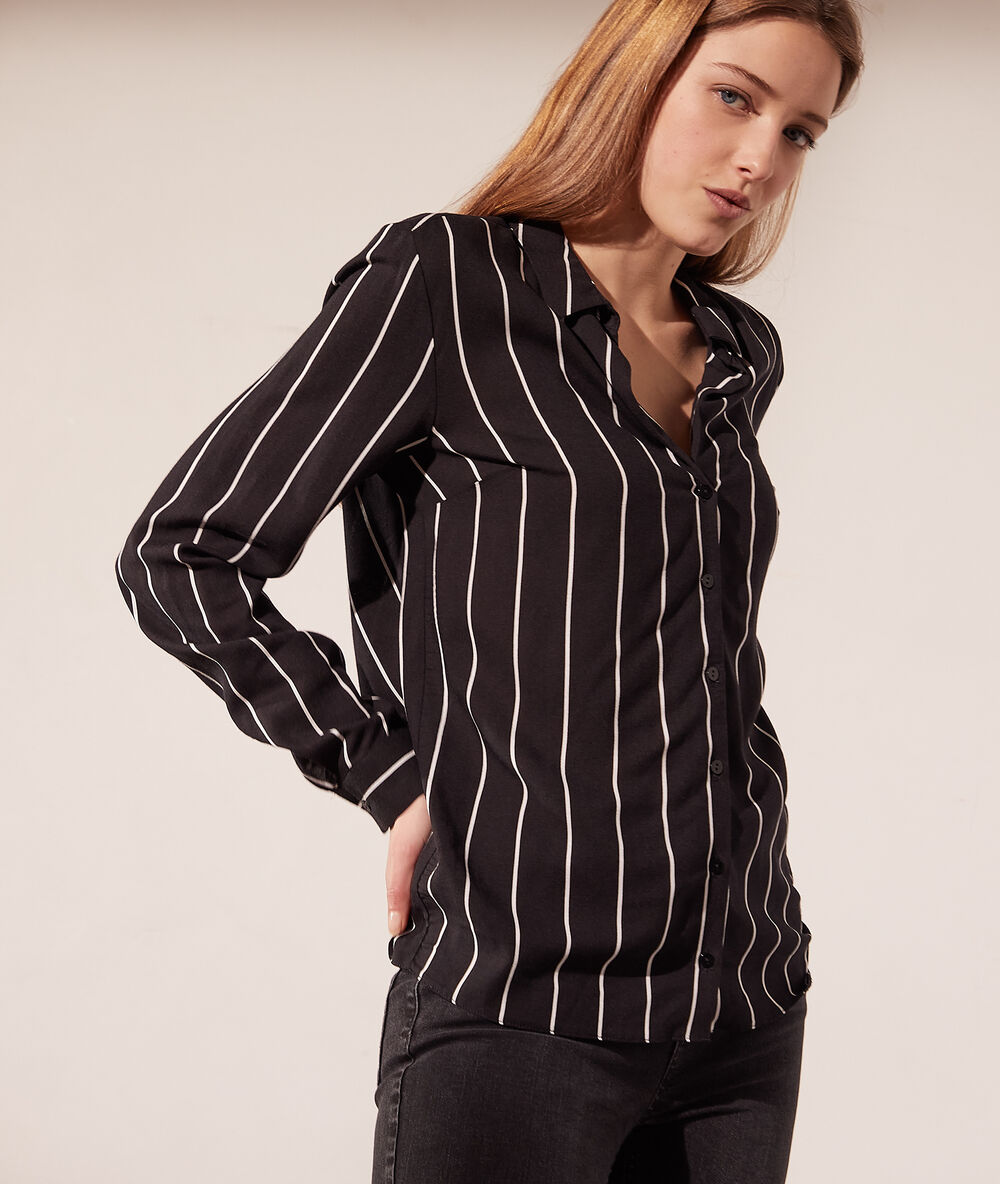 Chemise à rayures noir.