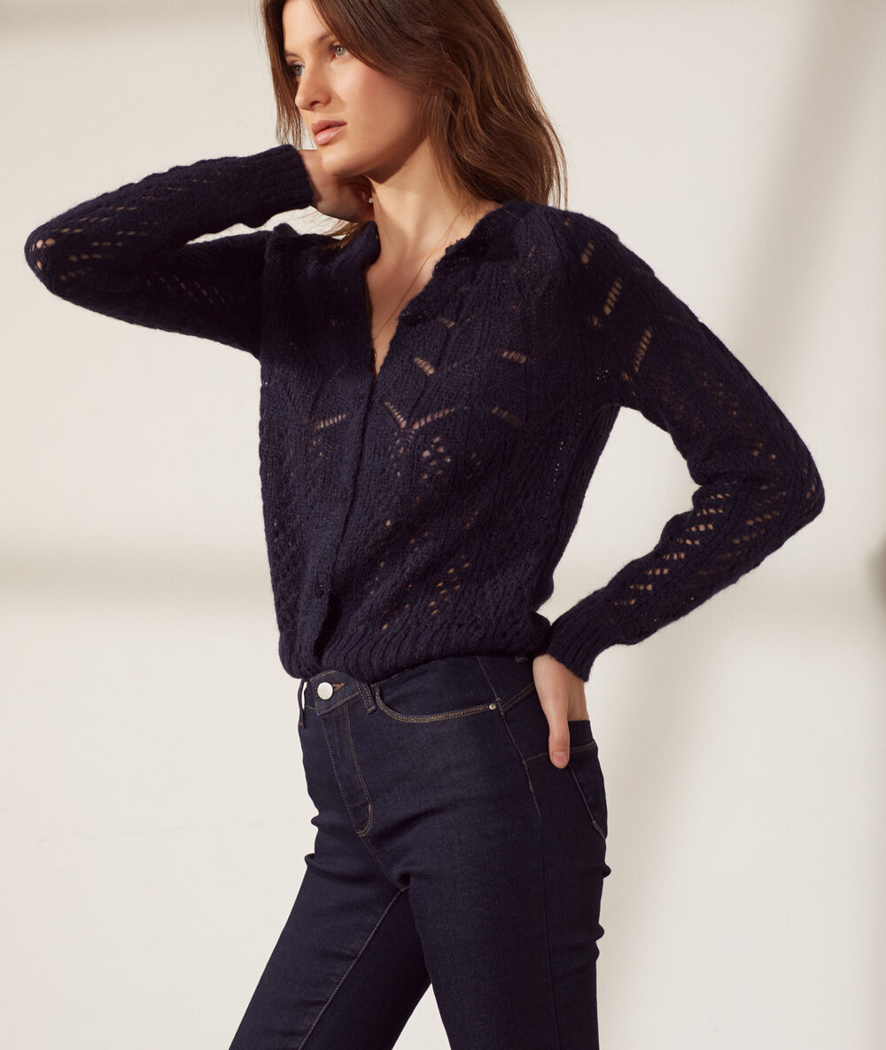 Gilet en maille ajourée bleu marine.
