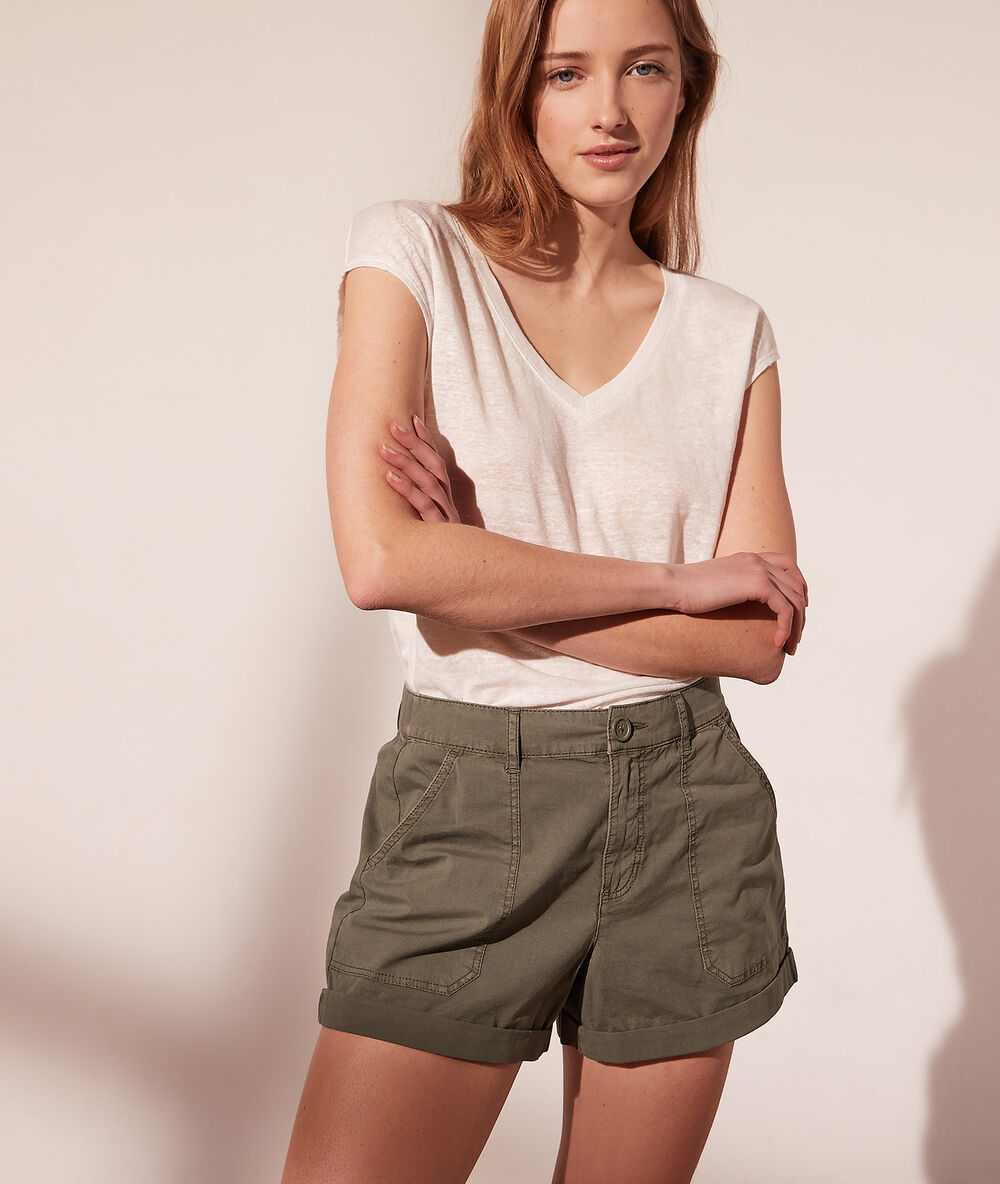 Short chino kaki fonce.