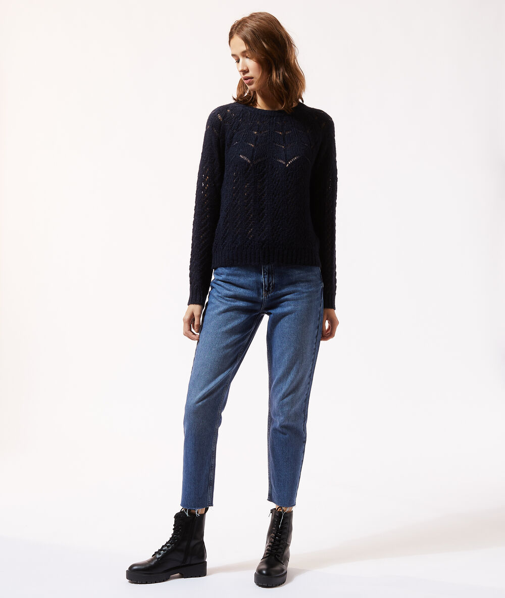 Pull en maille ajourée bleu marine.