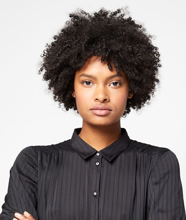 Robe chemise longue noir.