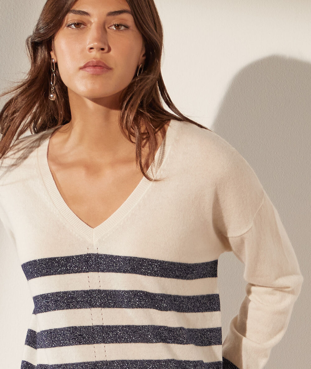 Pull col v en cachemire blanc.