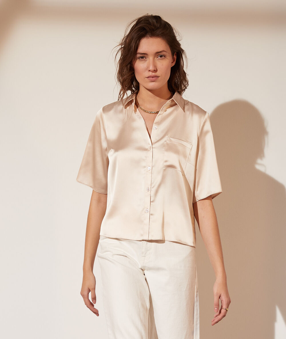Chemise satinée ecru.