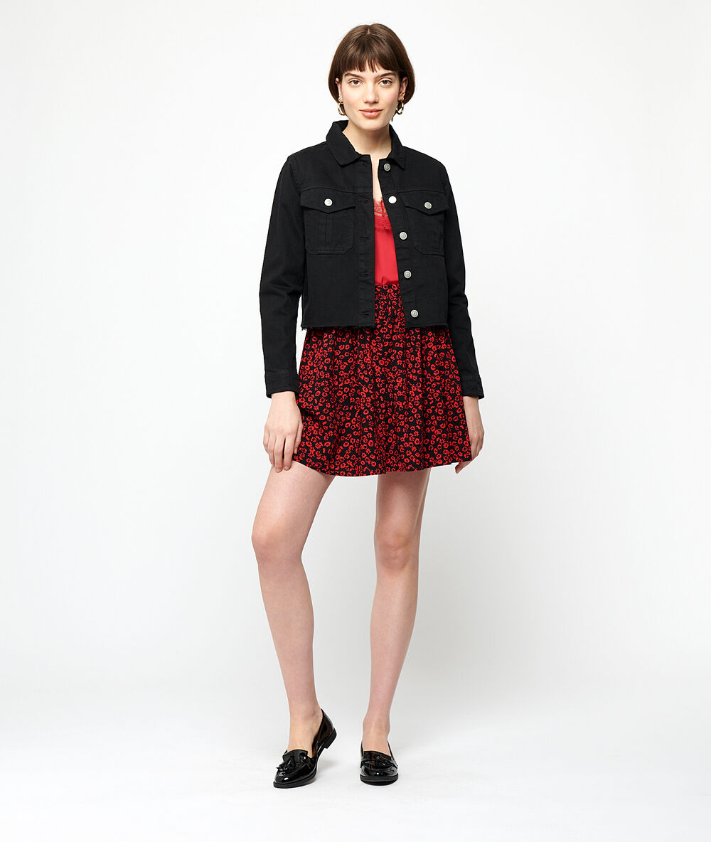 Veste en jean noir.