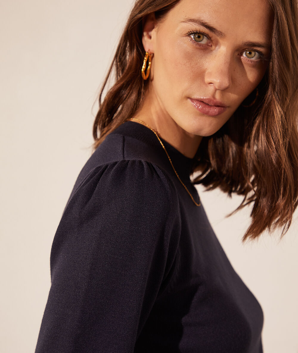 Pull en maille, manches ballon bleu marine.