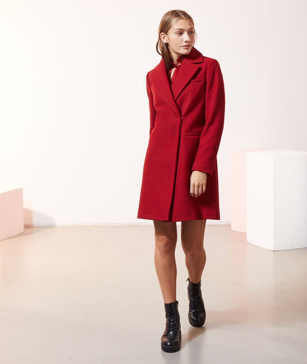 Manteau droit grenat.